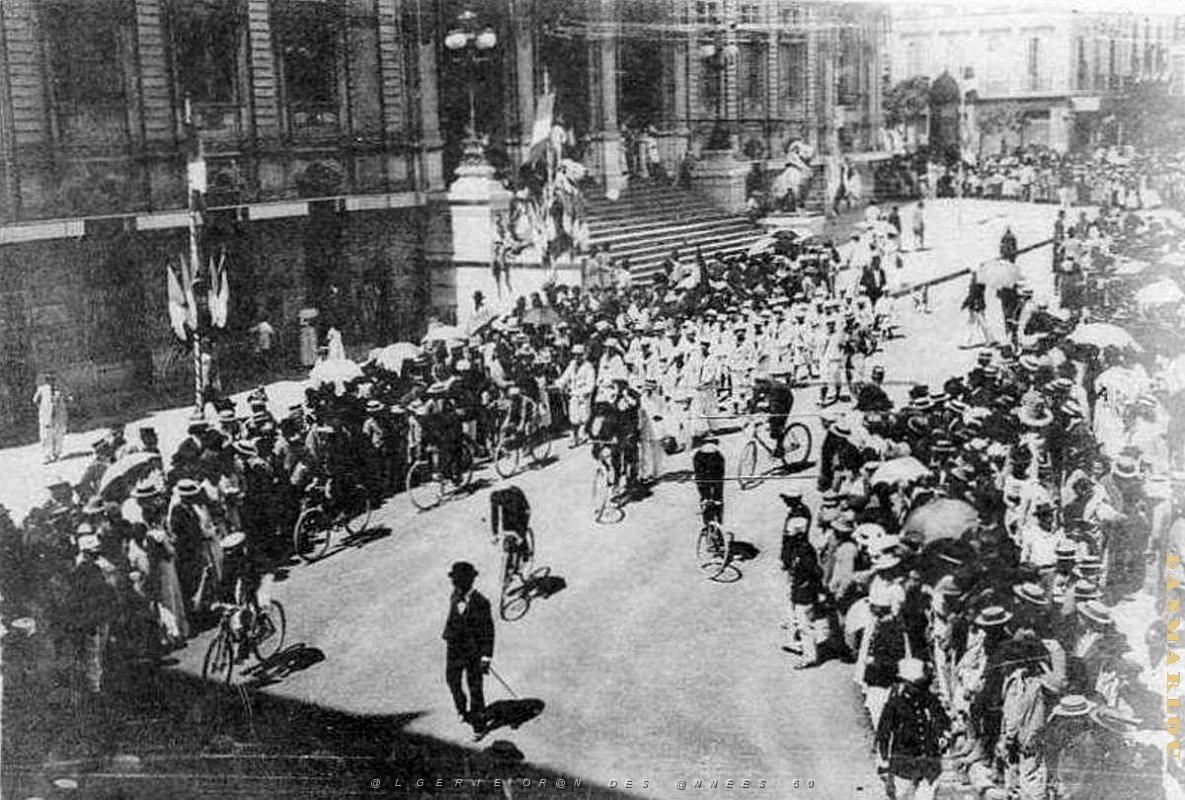 Oran- SDV- 1480- L'Oranaise devant mairie.jpg